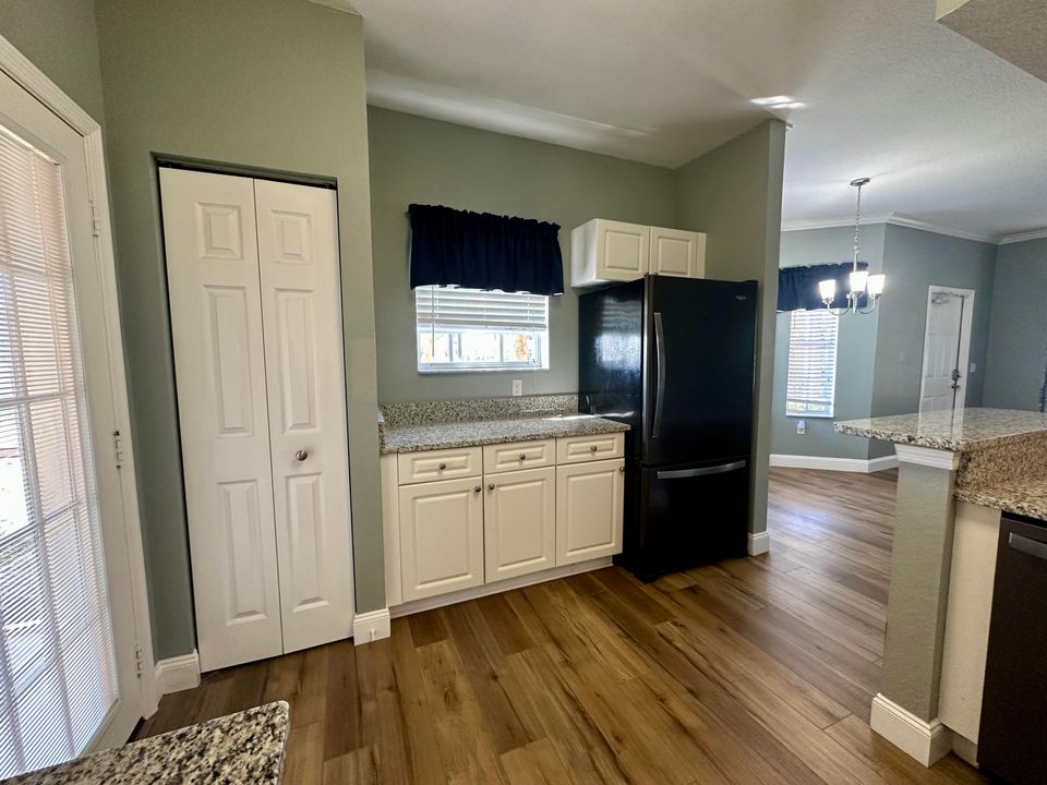 For Sale: $215,000 (2 beds, 2 baths, 1180 Square Feet)