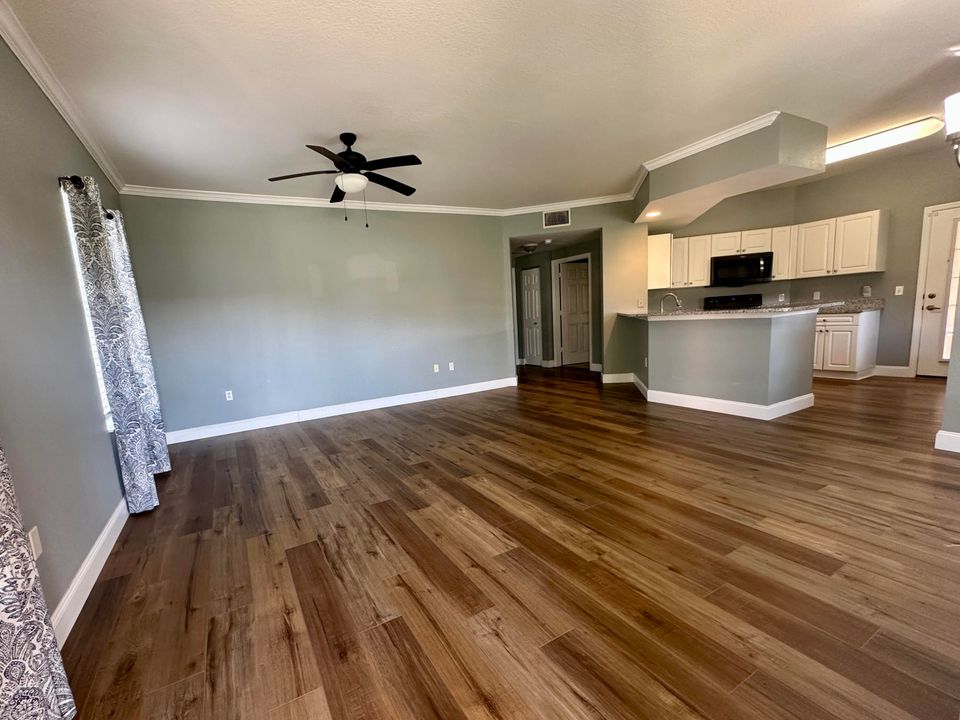 For Sale: $215,000 (2 beds, 2 baths, 1180 Square Feet)