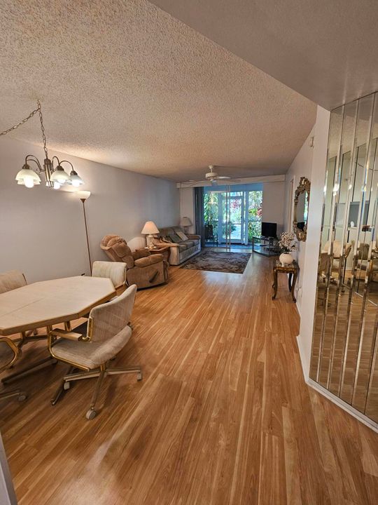 Activo con contrato: $242,500 (2 camas, 2 baños, 928 Pies cuadrados)