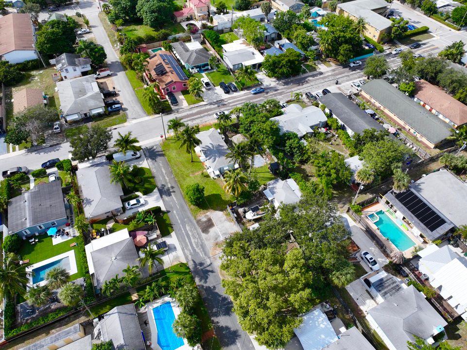 Active With Contract: $370,000 (2 beds, 2 baths, 1056 Square Feet)