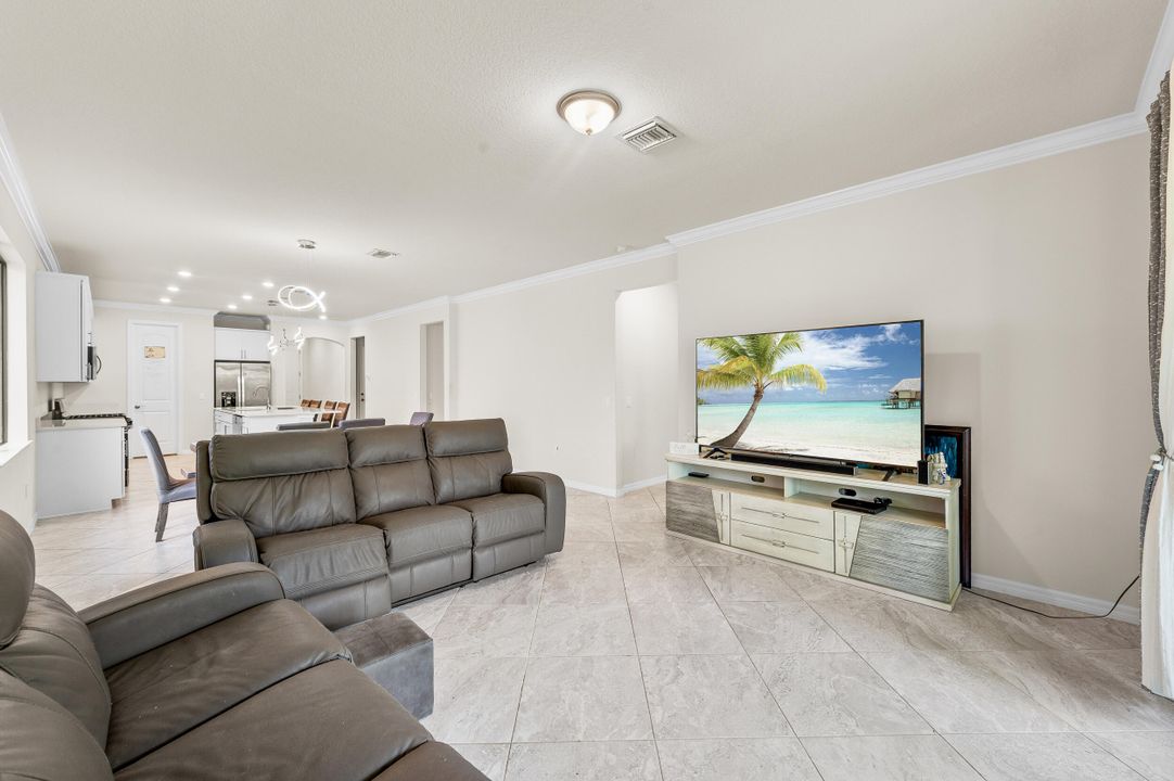 For Sale: $695,000 (4 beds, 2 baths, 1874 Square Feet)