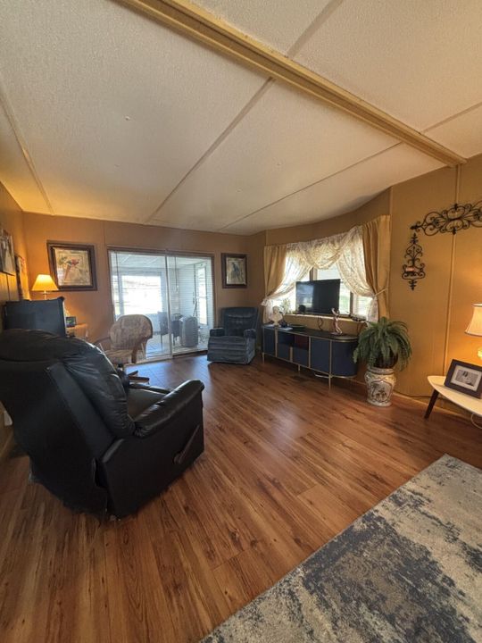 For Sale: $65,000 (2 beds, 2 baths, 984 Square Feet)