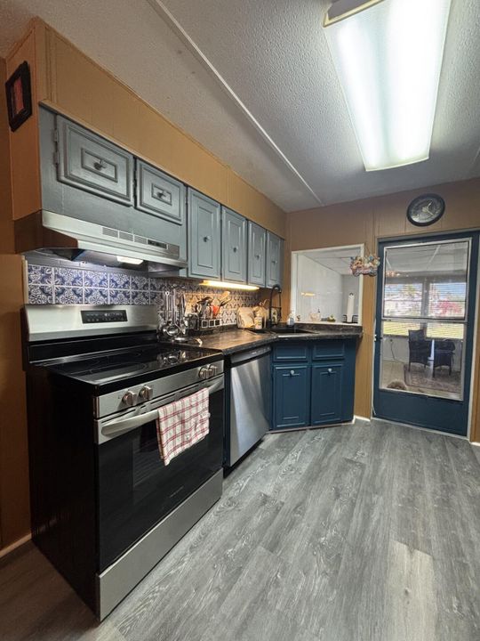 For Sale: $65,000 (2 beds, 2 baths, 984 Square Feet)