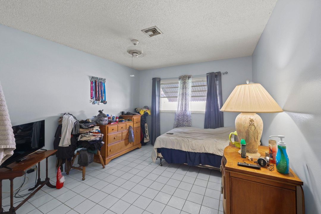 En Venta: $214,000 (3 camas, 2 baños, 1216 Pies cuadrados)