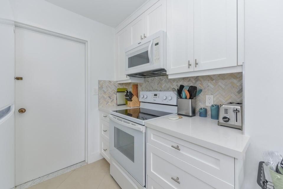 合同活跃: $3,900 (1 贝兹, 1 浴室, 1180 平方英尺)