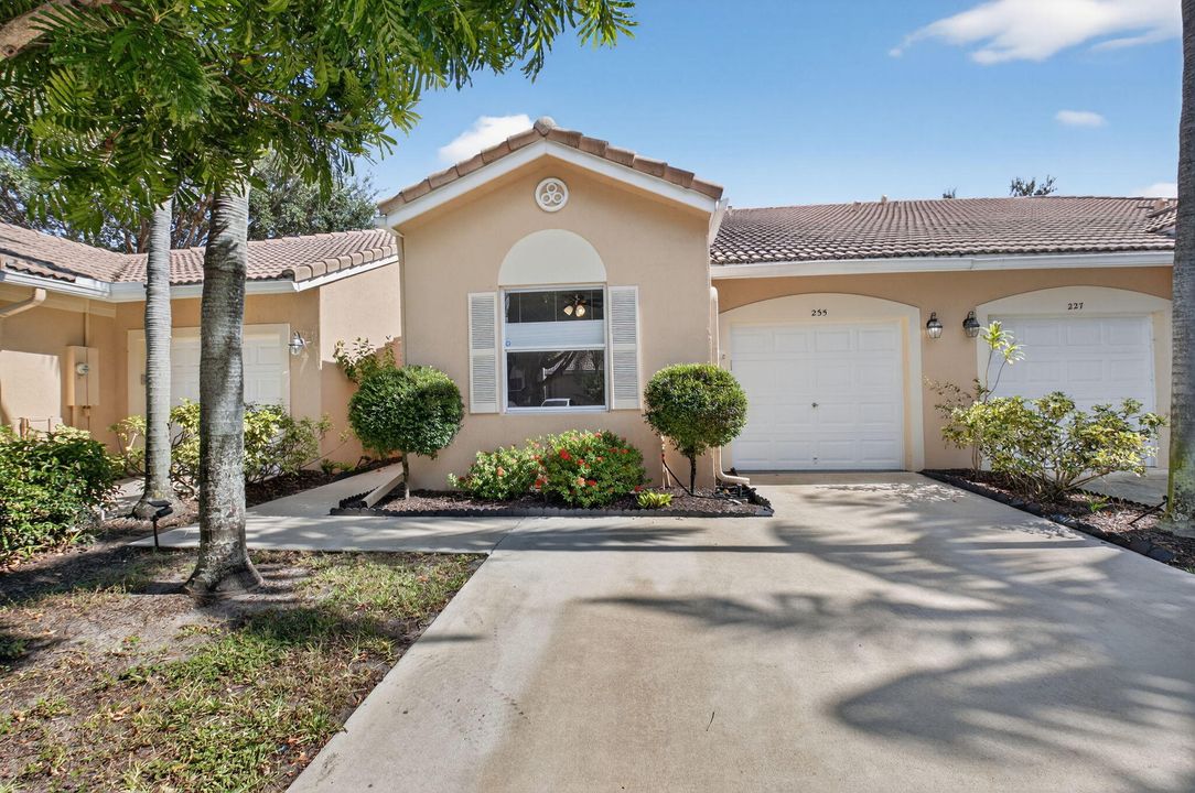 合同活跃: $3,000 (2 贝兹, 2 浴室, 1379 平方英尺)