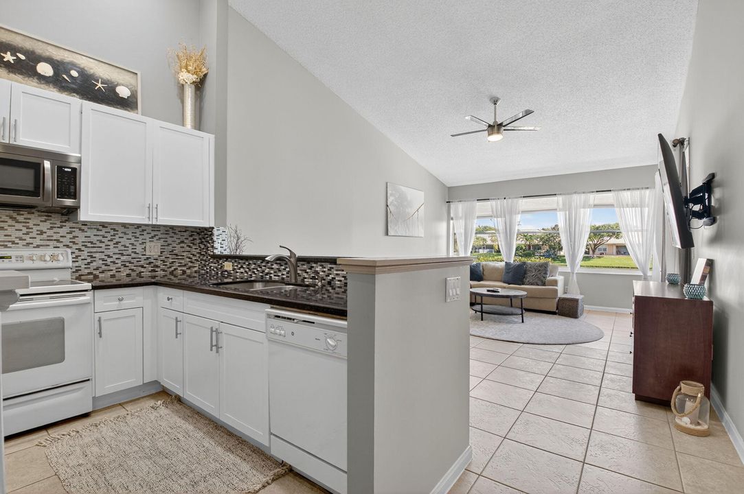 合同活跃: $3,000 (2 贝兹, 2 浴室, 1379 平方英尺)