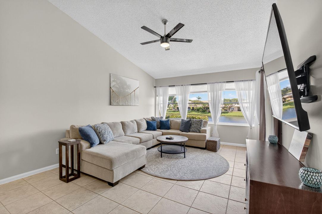 合同活跃: $3,000 (2 贝兹, 2 浴室, 1379 平方英尺)