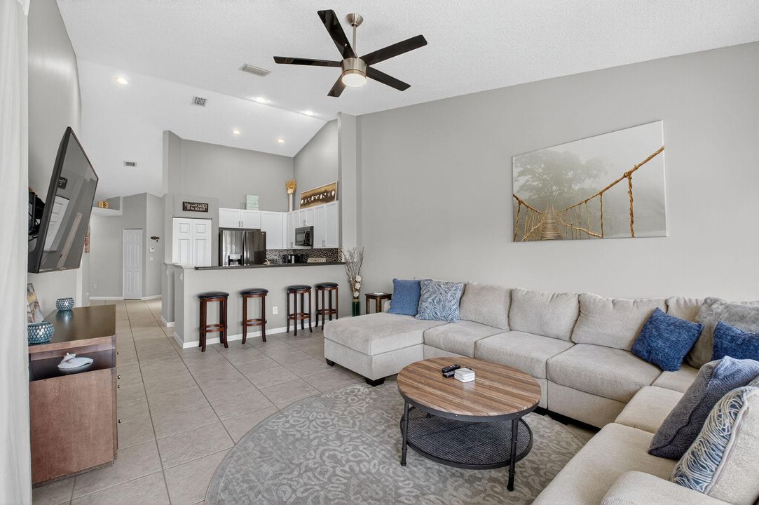 合同活跃: $3,000 (2 贝兹, 2 浴室, 1379 平方英尺)