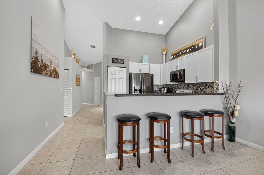 合同活跃: $3,000 (2 贝兹, 2 浴室, 1379 平方英尺)