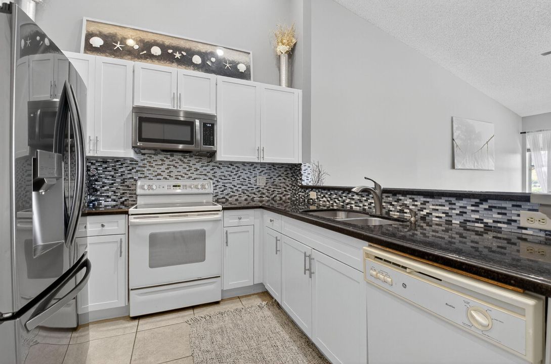 合同活跃: $3,000 (2 贝兹, 2 浴室, 1379 平方英尺)