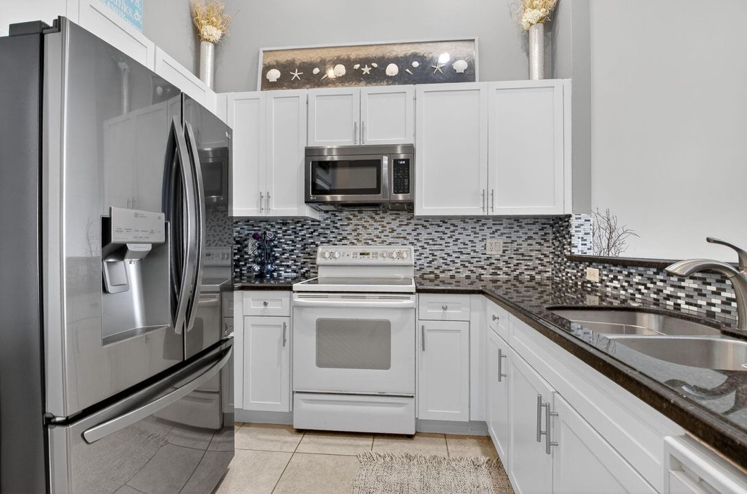 合同活跃: $3,000 (2 贝兹, 2 浴室, 1379 平方英尺)