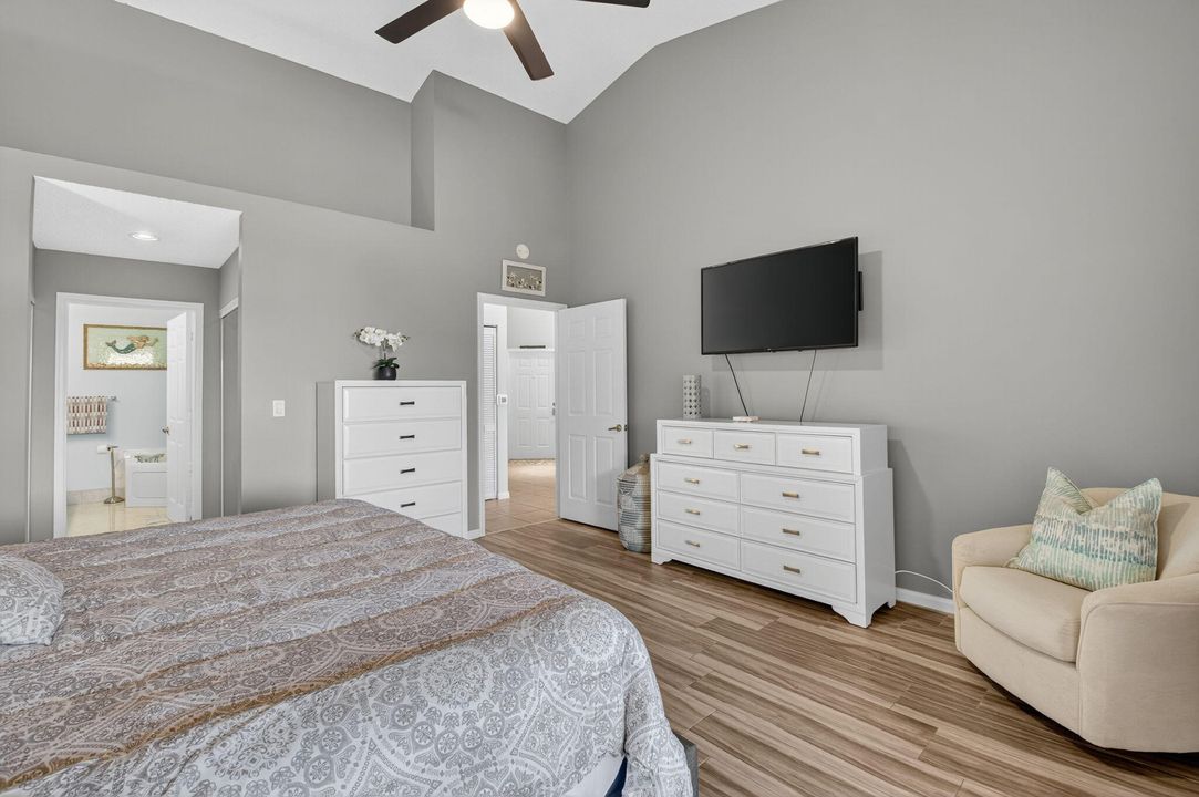 合同活跃: $3,000 (2 贝兹, 2 浴室, 1379 平方英尺)