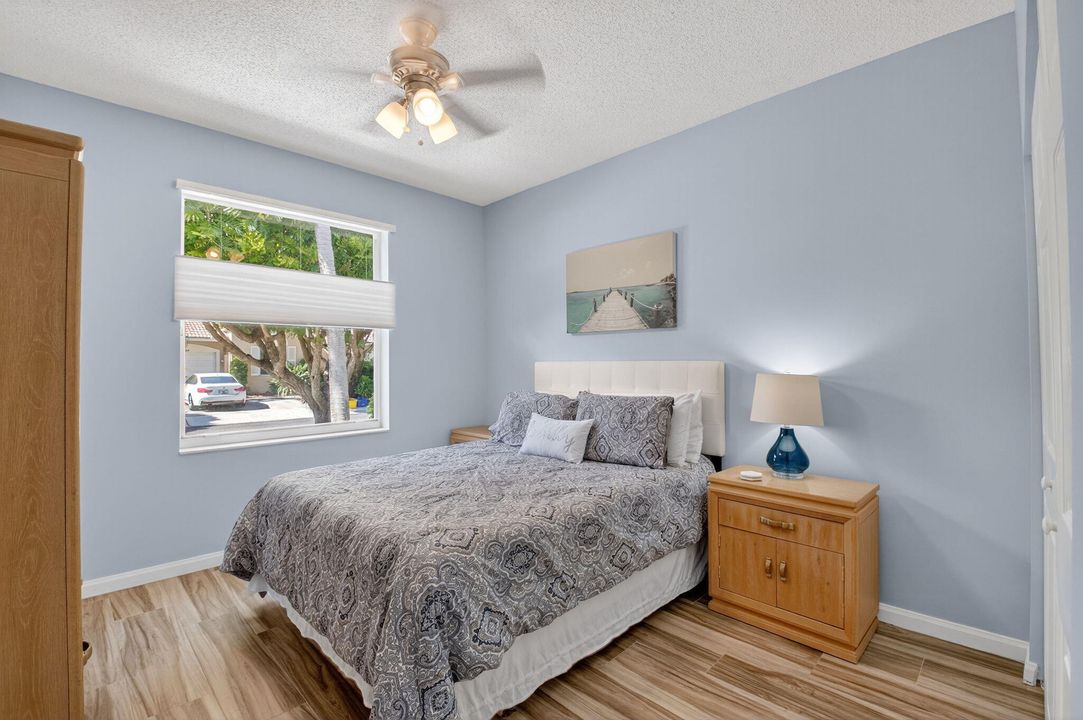 合同活跃: $3,000 (2 贝兹, 2 浴室, 1379 平方英尺)