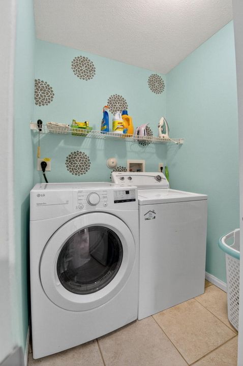 合同活跃: $3,000 (2 贝兹, 2 浴室, 1379 平方英尺)