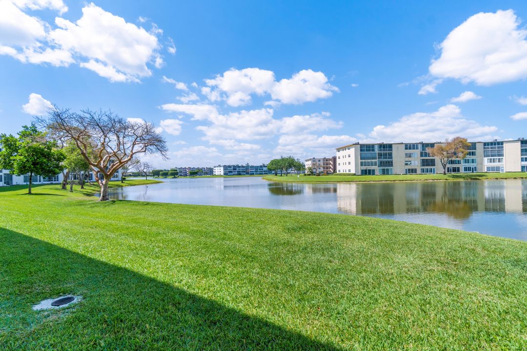 For Rent: $1,700 (2 beds, 2 baths, 896 Square Feet)