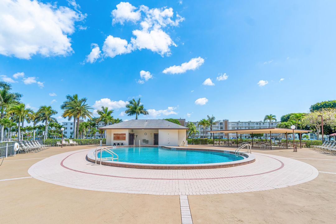 For Rent: $1,700 (2 beds, 2 baths, 896 Square Feet)