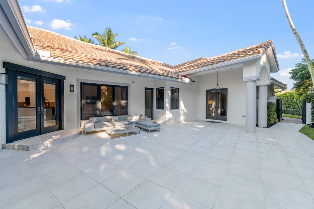 For Sale: $2,975,000 (3 beds, 3 baths, 2175 Square Feet)