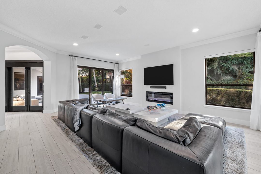 For Sale: $2,975,000 (3 beds, 3 baths, 2175 Square Feet)