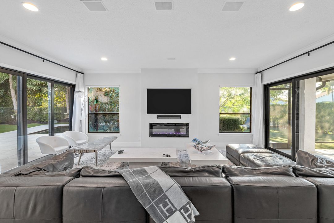 For Sale: $2,975,000 (3 beds, 3 baths, 2175 Square Feet)