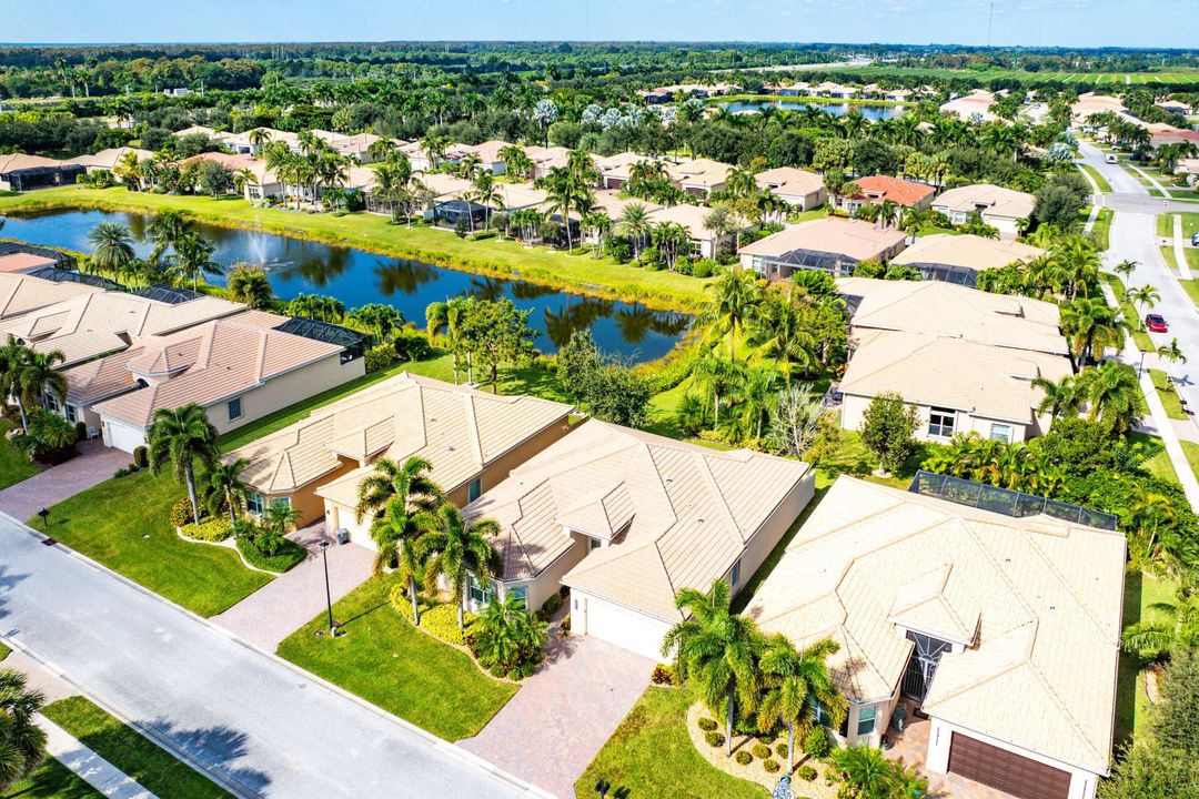 Под контрактом: $799,000 (3 спален, 3 ванн, 2465 Квадратных фут)