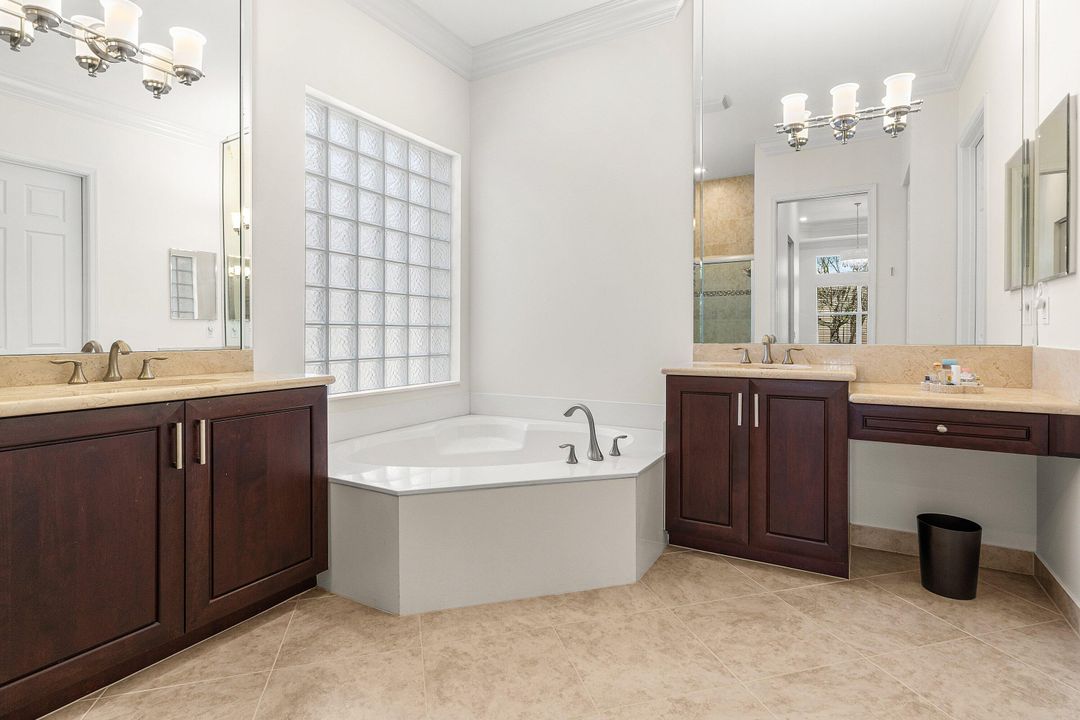 Под контрактом: $799,000 (3 спален, 3 ванн, 2465 Квадратных фут)