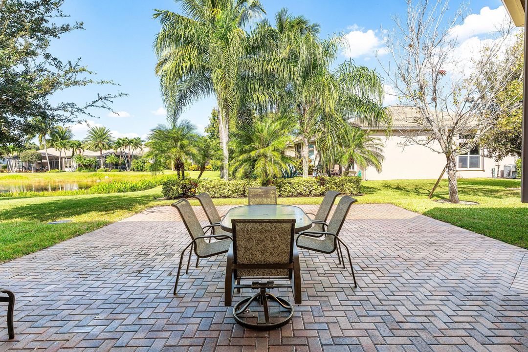 Под контрактом: $799,000 (3 спален, 3 ванн, 2465 Квадратных фут)