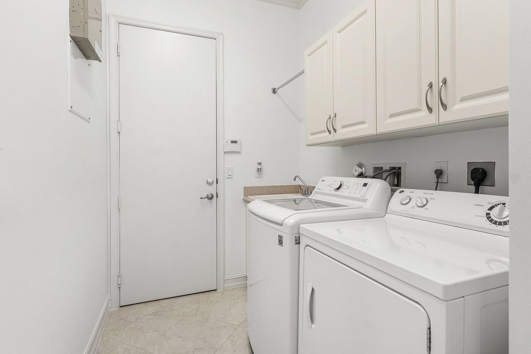 Под контрактом: $799,000 (3 спален, 3 ванн, 2465 Квадратных фут)