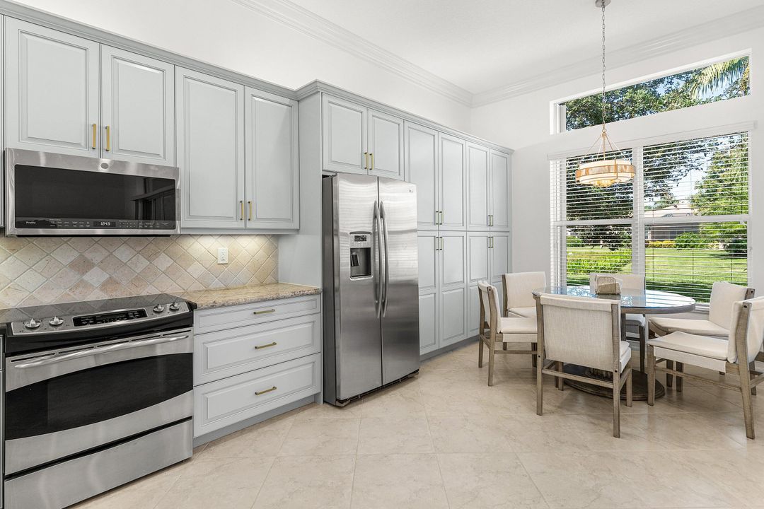 Под контрактом: $799,000 (3 спален, 3 ванн, 2465 Квадратных фут)