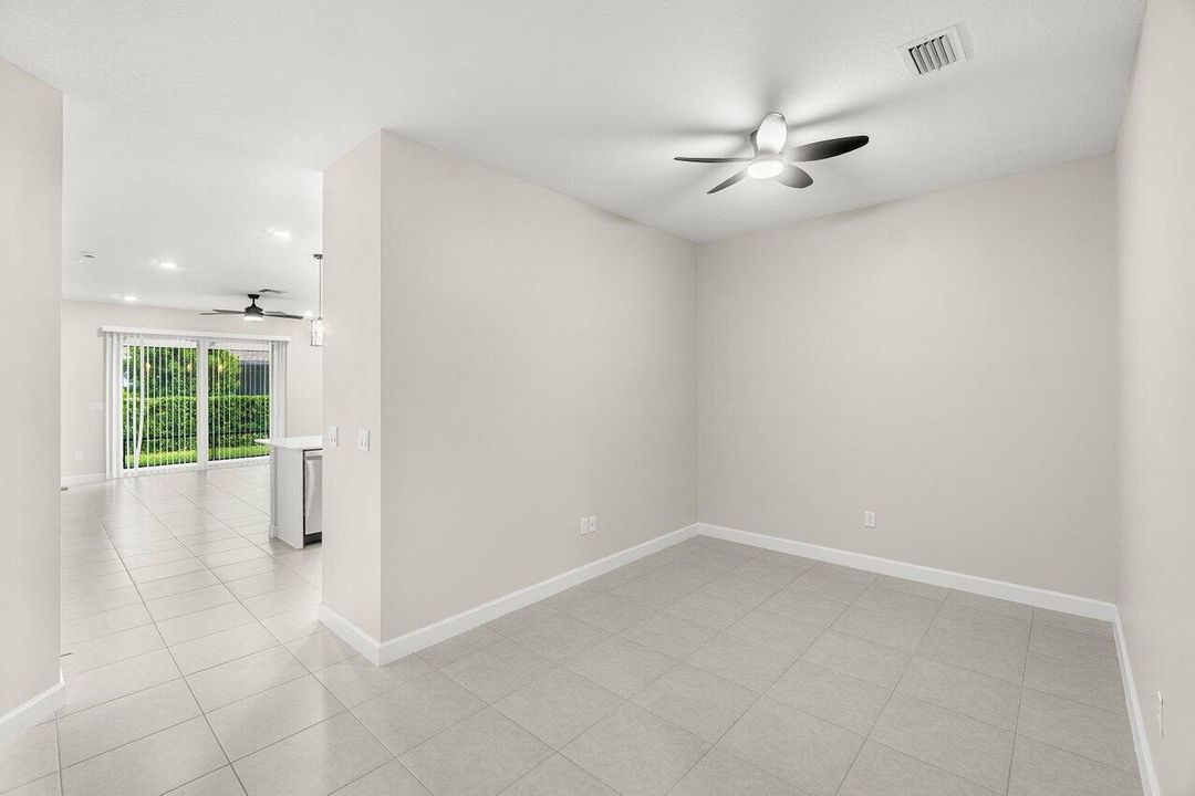 出租: $3,200 (2 贝兹, 2 浴室, 1319 平方英尺)