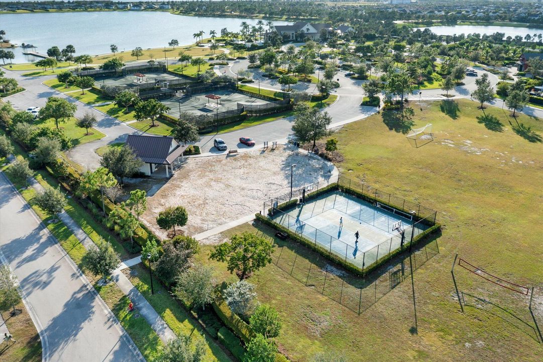 待售: $700,000 (4 贝兹, 3 浴室, 2262 平方英尺)