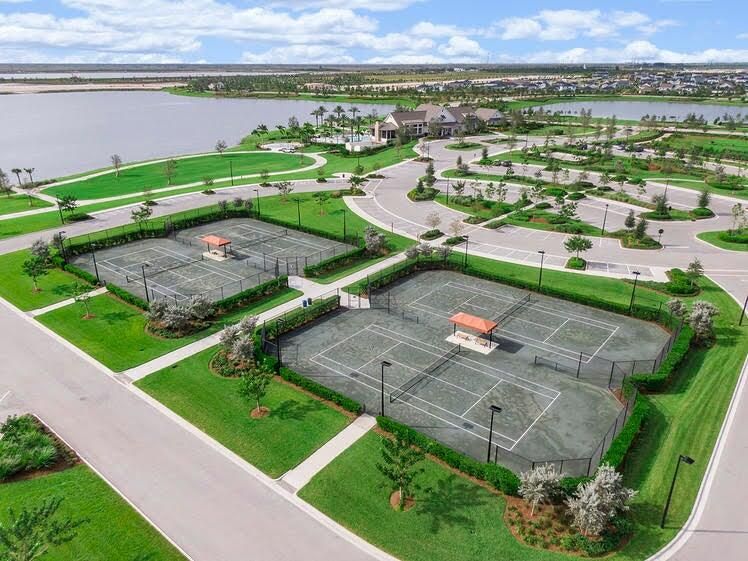 待售: $700,000 (4 贝兹, 3 浴室, 2262 平方英尺)