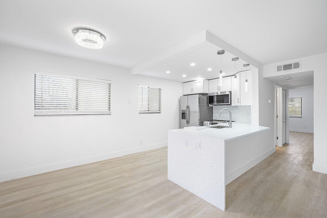 На продажу: $225,000 (2 спален, 2 ванн, 920 Квадратных фут)