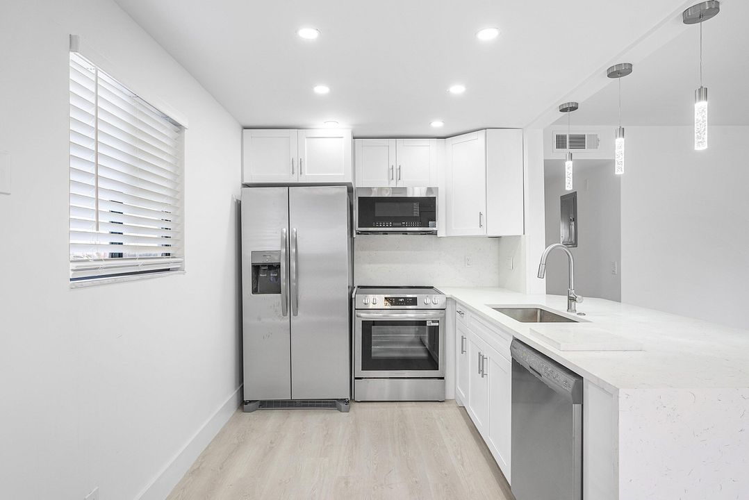 На продажу: $225,000 (2 спален, 2 ванн, 920 Квадратных фут)