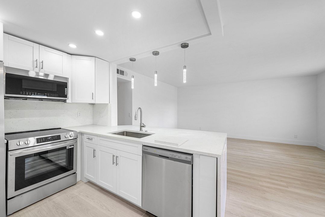 На продажу: $225,000 (2 спален, 2 ванн, 920 Квадратных фут)