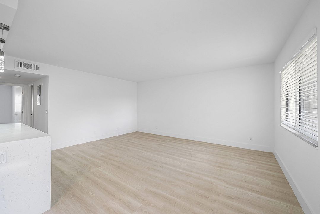 На продажу: $225,000 (2 спален, 2 ванн, 920 Квадратных фут)