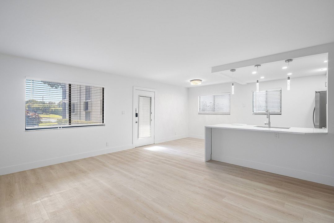 На продажу: $225,000 (2 спален, 2 ванн, 920 Квадратных фут)