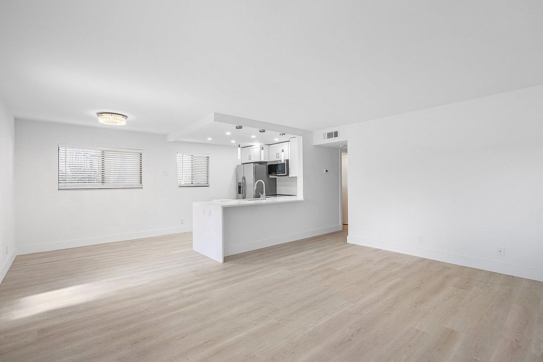 На продажу: $225,000 (2 спален, 2 ванн, 920 Квадратных фут)