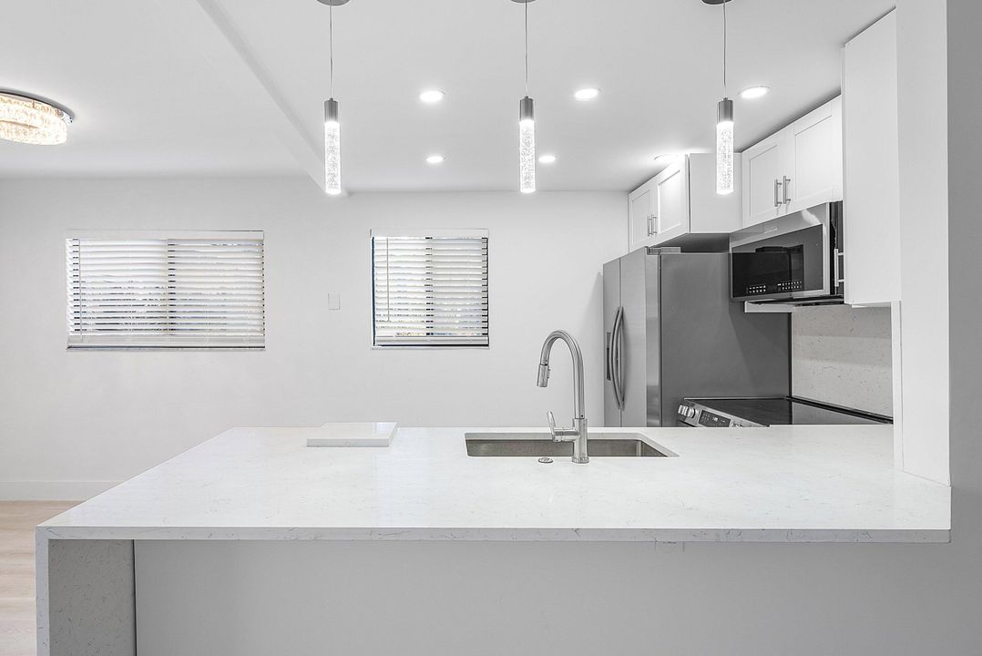 На продажу: $225,000 (2 спален, 2 ванн, 920 Квадратных фут)