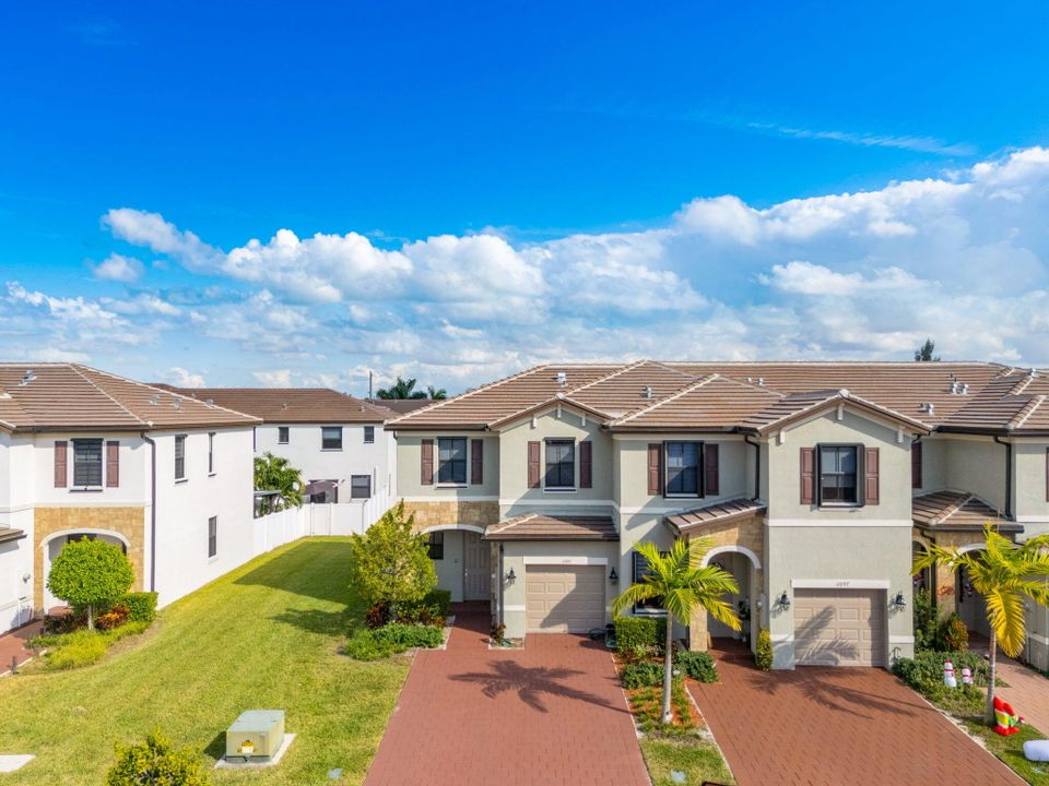 В аренду: $3,300 (3 спален, 2 ванн, 1376 Квадратных фут)