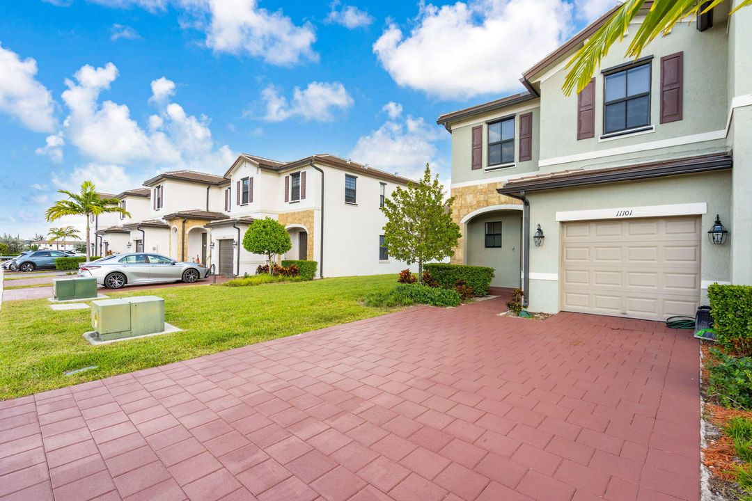 В аренду: $3,300 (3 спален, 2 ванн, 1376 Квадратных фут)