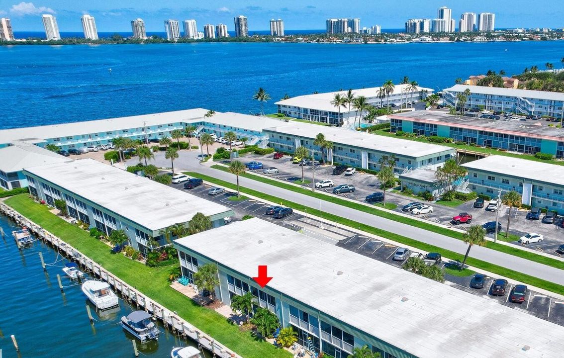 На продажу: $298,000 (2 спален, 2 ванн, 962 Квадратных фут)