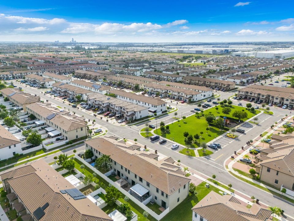 В аренду: $3,300 (3 спален, 2 ванн, 1376 Квадратных фут)