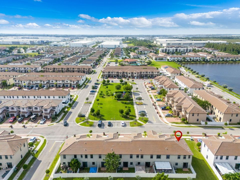 В аренду: $3,300 (3 спален, 2 ванн, 1376 Квадратных фут)