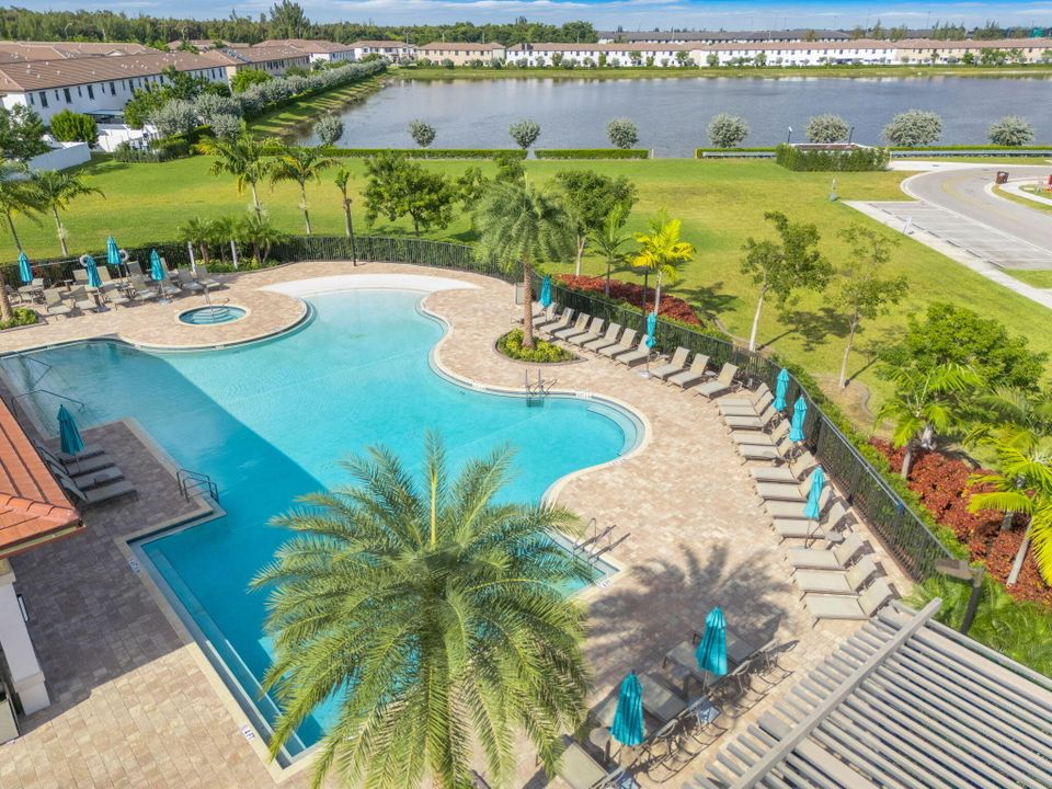 В аренду: $3,300 (3 спален, 2 ванн, 1376 Квадратных фут)