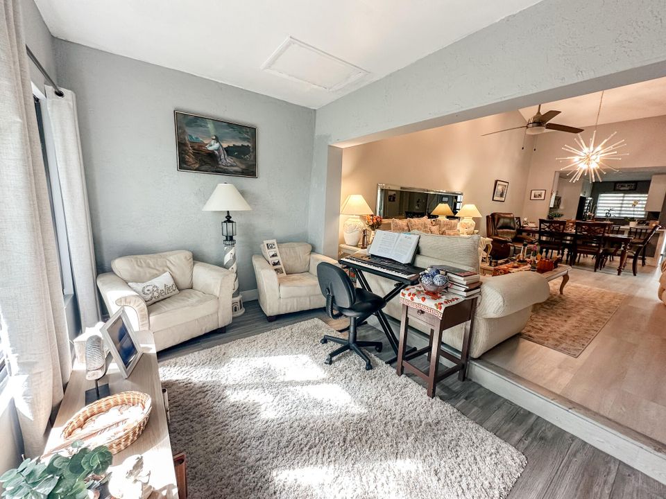 For Sale: $384,999 (2 beds, 2 baths, 1245 Square Feet)