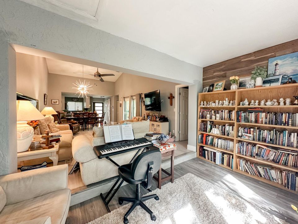 For Sale: $384,999 (2 beds, 2 baths, 1245 Square Feet)