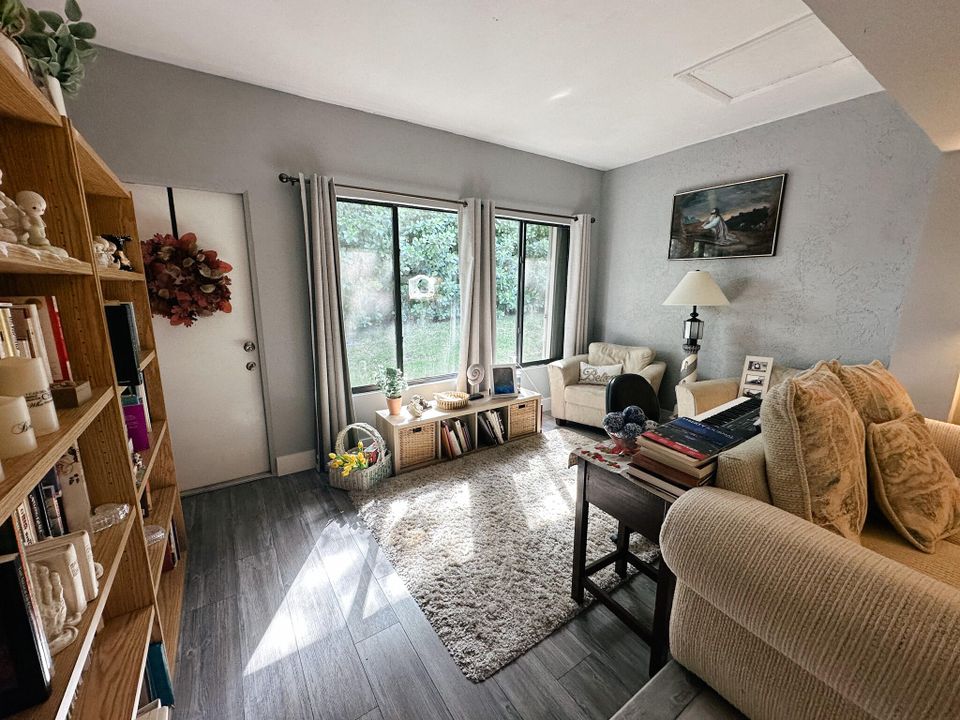 For Sale: $384,999 (2 beds, 2 baths, 1245 Square Feet)