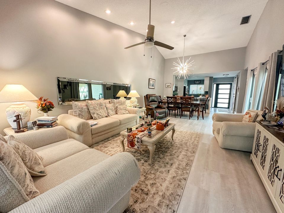 For Sale: $384,999 (2 beds, 2 baths, 1245 Square Feet)