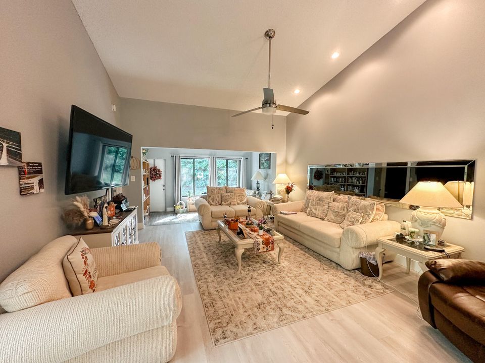 For Sale: $384,999 (2 beds, 2 baths, 1245 Square Feet)